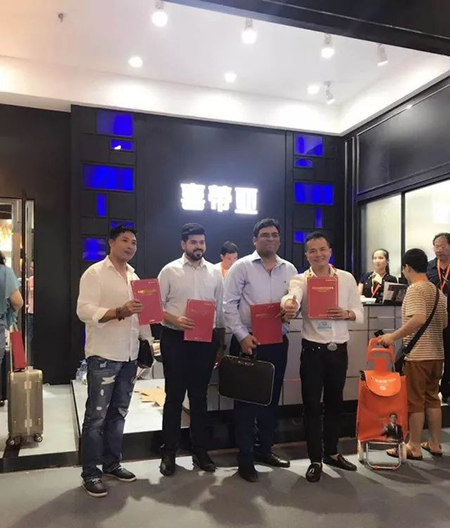2018中国建博会（广州）| 喜蒂亚滑门 展厅人潮爆满！