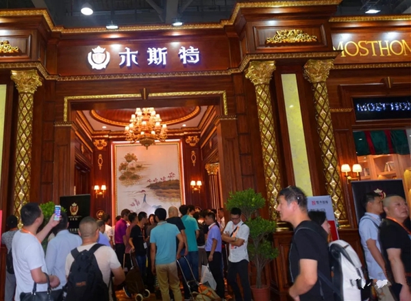 砥砺奋进 建博会大定制家居行业总裁论坛 木斯特获“实木定制家居标准主编单位”荣誉