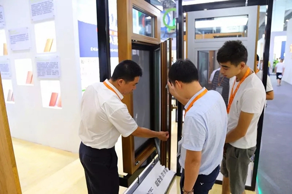 宏明泰铝包木窗2018广州展会火热进行