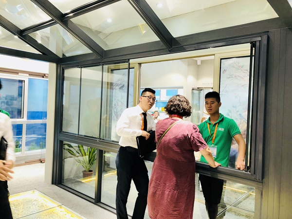 中国建博会20周年现场直击 | 枫景无框窗林琴：引领门窗行业加盟发展新风向