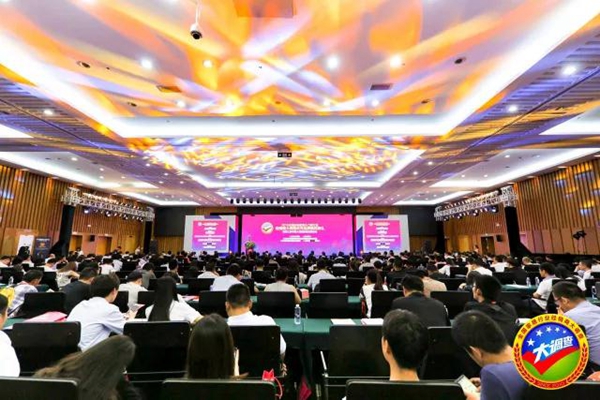 海鹰门窗出席2018全国定制门窗行业优秀品牌颁奖典礼