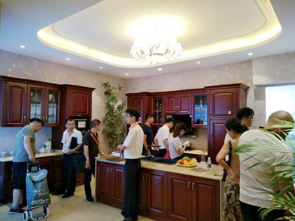 中国建博会20周年现场直击丨莫干山衣柜梁琦:科技木将是建材行业的另一个突破口 中国建博会20周年现场直击丨莫干山衣柜梁琦:科技木将是建材行业的另一个突破口