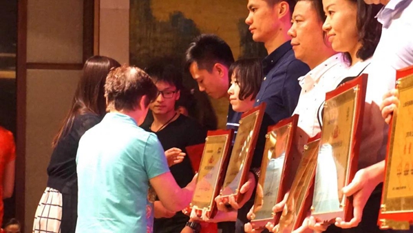 世豹门窗喜获金楹奖“十大领军品牌”和“家具定制匠心企业”两项大奖！