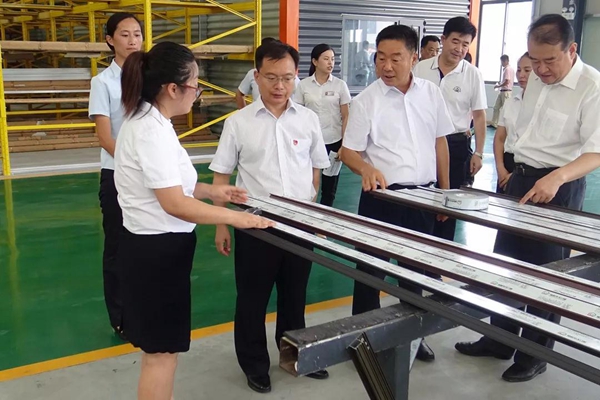 绿盾中天门窗：临朐县委副书记、县长刘裕斌，华建集团等领导莅临指导