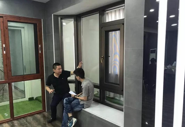 雅乐斯门窗盛况空前，全国伙伴来临展会现场参观