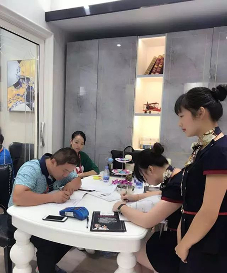 2018中国建博会（广州）| 喜蒂亚滑门 展厅人潮爆满！