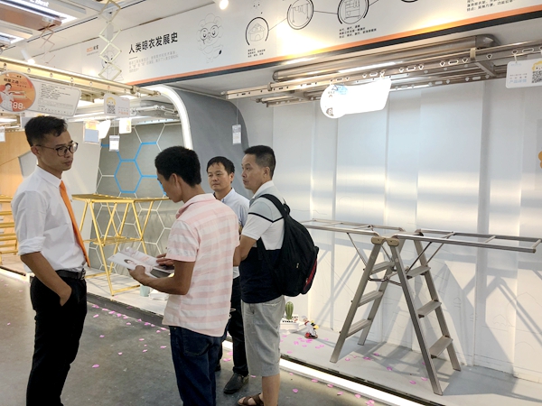 中国建博会20周年现场直击 | 晾霸智能晾衣机刘海辉:一直走在行业前沿 中国建博会20周年现场直击 | 晾霸智能晾衣机刘海辉:一直走在行业前沿