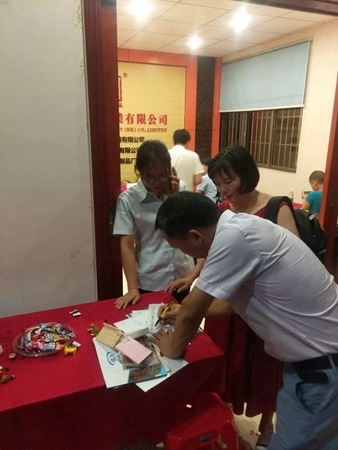 广大客商来和兴赢木业参观考察！！
