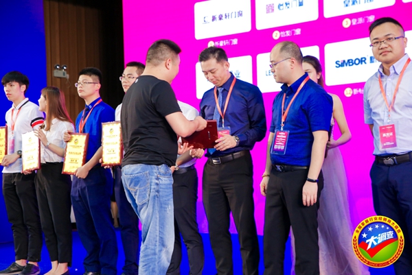 富奥斯门窗 荣获2018定制门窗经销商大调查网络投票“消费者喜爱品牌”荣誉 富奥斯门窗 荣获2018定制门窗经销商大调查网络投票“消费者喜爱品牌”荣誉