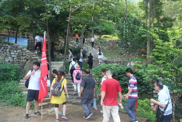 三玉窗业“勇攀高峰，永不言弃”登山活动