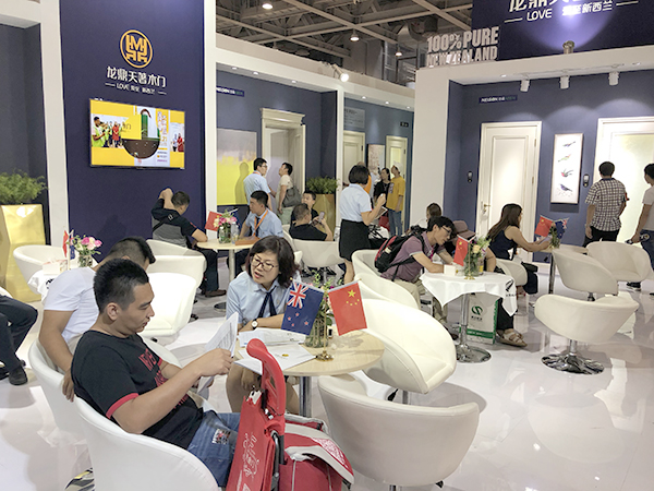 中国建博会20周年现场直击丨龙鼎天著木门王未丹:让品牌走出去! 中国建博会20周年现场直击丨龙鼎天著木门王未丹:让品牌走出去!