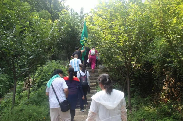 三玉窗业“勇攀高峰，永不言弃”登山活动