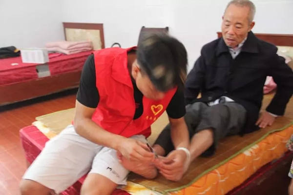 简讯 | 宜居木门端午佳节前往敬老院慰问老人，帮扶困难群众，履行社会责任。