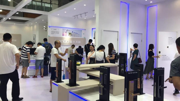 亚太天能智能锁领航品牌直击中国建博会(广州),聚焦全场关注! 亚太天能智能锁领航品牌直击中国建博会(广州),聚焦全场关注!
