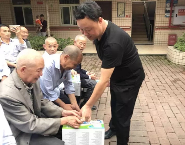 简讯 | 宜居木门端午佳节前往敬老院慰问老人，帮扶困难群众，履行社会责任。