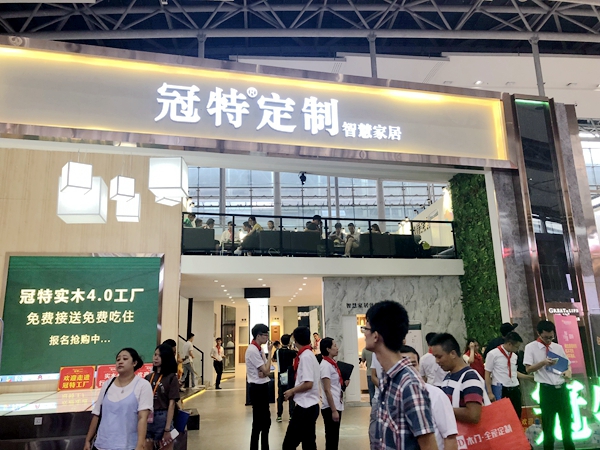 中国建博会20周年现场直击 | 冠特定制家具文茫:实木升级是核心 中国建博会20周年现场直击 | 冠特定制家具文茫:实木升级是核心