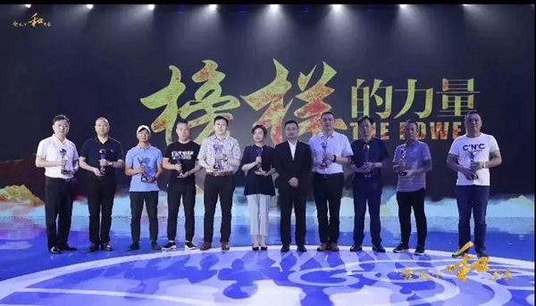 派雅门窗董事长李钧洪先生红星美凯龙签订十店联招合作协议! 派雅门窗董事长李钧洪先生红星美凯龙签订十店联招合作协议!