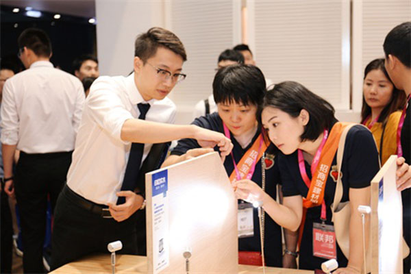 2018中国建博会（广州）| 布兰莎亮相建博会，730㎡的展馆挤爆啦！