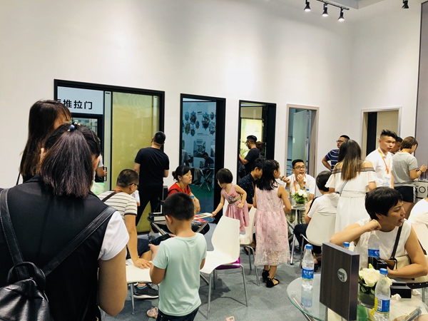 中国建博会20周年现场直击 | 伊歌铝木生态门陈优善：品牌全面升级