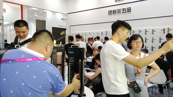 中国建博会20周年现场直击 | 毕加索智慧指纹锁刘世淼：创新推动发展