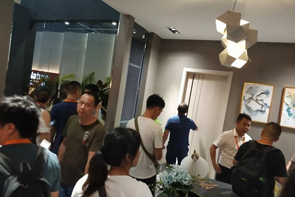 2018中国建博会（广州）| 建博会首日 鑫迪木门大放异彩！