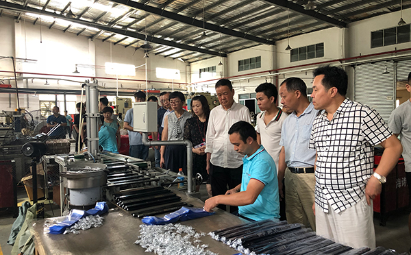 磨刀不误砍柴工,产品还是全套好 ——中国木材与木制品流通协会木门窗专业委员会举办广东供应商企业走访活动系列(二) 磨刀不误砍柴工,产品还是全套好 ——中国木材与木制品流通协会木门窗专业委员会举办广东供应商企业走访活动系列(二)