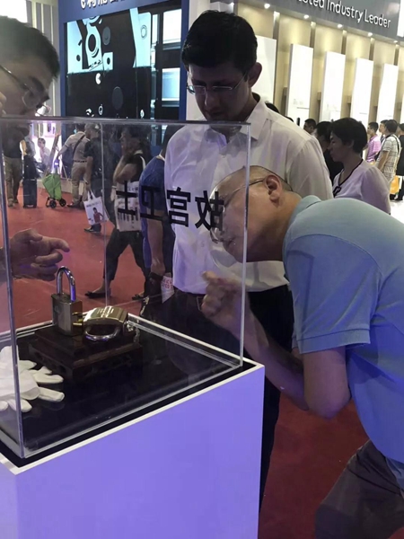 百度强势进军智能锁领域,联手箭牌智能科技推出中国首款搭载函谷物联安全系统智能门锁 百度强势进军智能锁领域,联手箭牌智能科技推出中国首款搭载函谷物联安全系统智能门锁