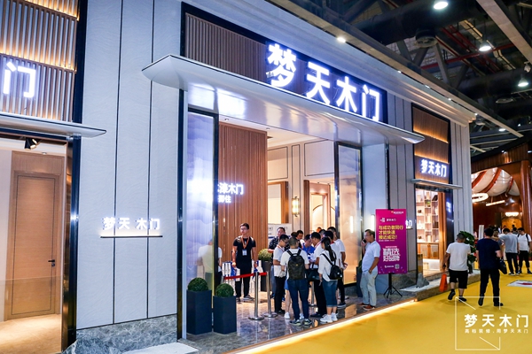 梦天木门in建博会丨水漆全屋引领健康新风，玩转轻奢空间美学