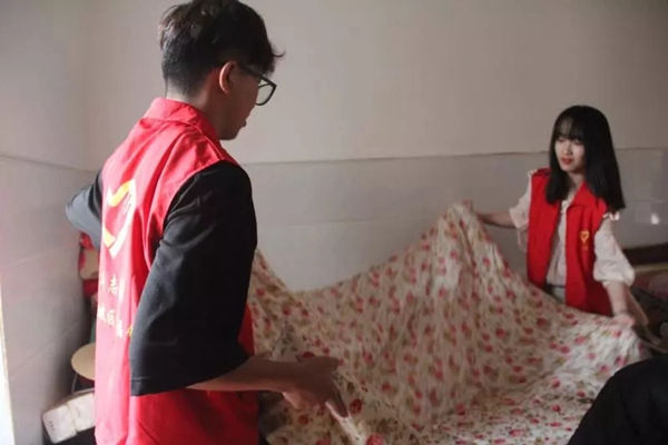 简讯 | 宜居木门端午佳节前往敬老院慰问老人，帮扶困难群众，履行社会责任。