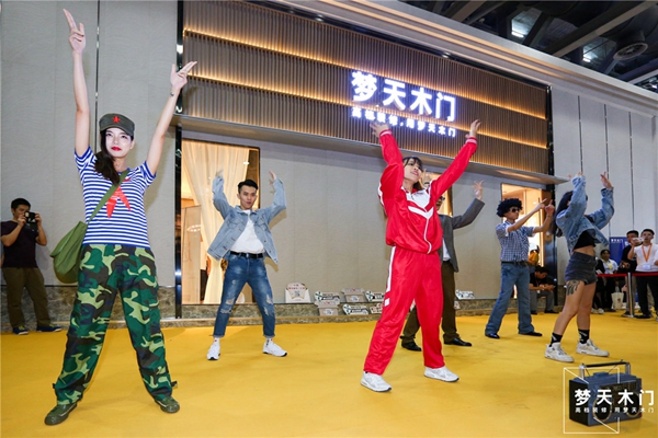 梦天木门in建博会丨水漆全屋引领健康新风，玩转轻奢空间美学