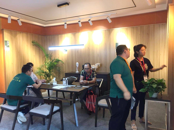 中国建博会20周年现场直击丨艾格木精装墙顶丁博:重推轻奢元素 共享视觉盛宴 中国建博会20周年现场直击丨艾格木精装墙顶丁博:重推轻奢元素 共享视觉盛宴