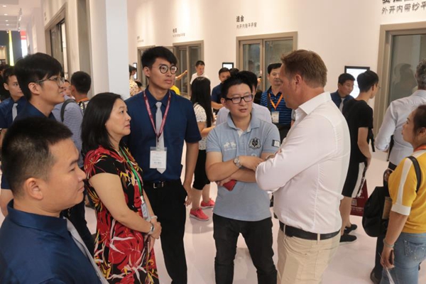 新国货复兴，匠心绽放：中国（广州）建博会首日，轩尼斯门窗再起航
