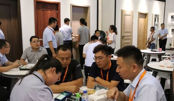 2018中国建博会(广州)| 来霍尔茨展厅 近距离感受我“门”的盛宴! 2018中国建博会(广州)| 来霍尔茨展厅 近距离感受我“门”的盛宴!