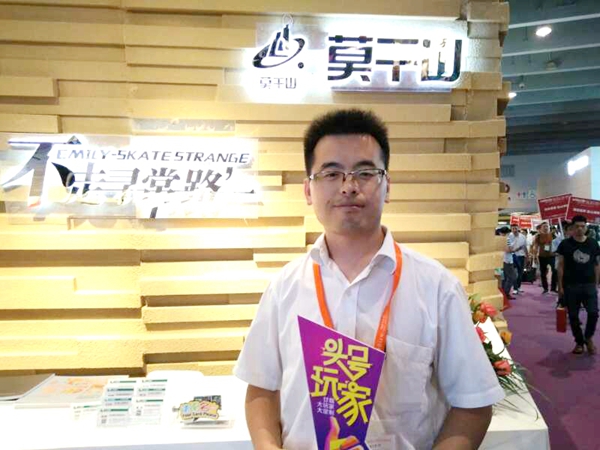 中国建博会20周年现场直击丨莫干山衣柜梁琦:科技木将是建材行业的另一个突破口 中国建博会20周年现场直击丨莫干山衣柜梁琦:科技木将是建材行业的另一个突破口