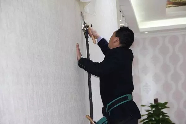 【欧典丽轩】墙布溢胶怎么处理？施工时应注意什么？
