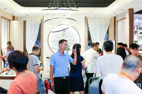 梦天木门in建博会丨水漆全屋引领健康新风，玩转轻奢空间美学