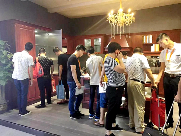 中国建博会20周年现场直击 | 卡利亚不锈钢厨柜王龙君:全钢全屋定制 中国建博会20周年现场直击 | 卡利亚不锈钢厨柜王龙君:全钢全屋定制