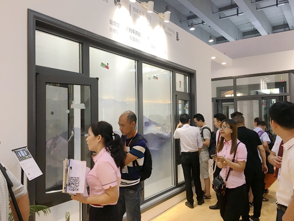 中国建博会20周年现场直击|诗尼曼门窗李正海:突围定制门窗 中国建博会20周年现场直击|诗尼曼门窗李正海:突围定制门窗