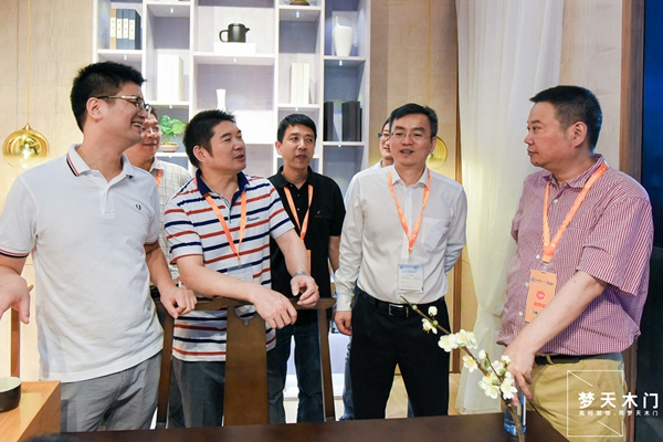 梦天木门in建博会丨水漆全屋引领健康新风，玩转轻奢空间美学