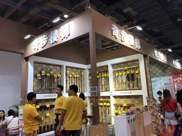 中国建博会20周年现场直击|奇步楼梯李小明:让更多的消费者感受实木水晶之间擦出的火花 中国建博会20周年现场直击|奇步楼梯李小明:让更多的消费者感受实木水晶之间擦出的火花