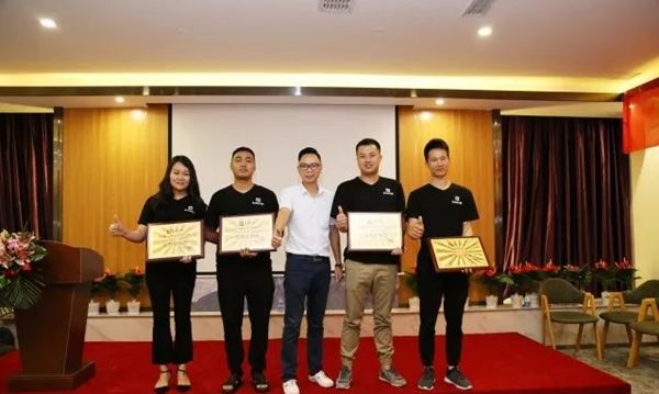 鑫鸿顺门窗2018核心经销商战略研讨会暨第3届鑫时代英雄会圆满成功! 鑫鸿顺门窗2018核心经销商战略研讨会暨第3届鑫时代英雄会圆满成功!