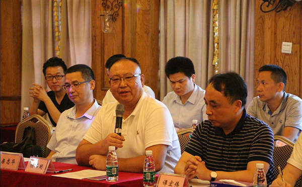 中国林产工业协会团体标准《水性漆木门》研讨会在大自然家居总部召开