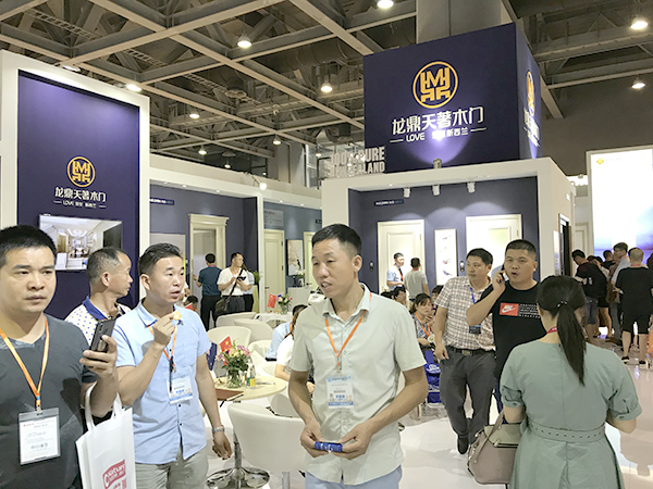 中国建博会20周年现场直击丨龙鼎天著木门王未丹:让品牌走出去! 中国建博会20周年现场直击丨龙鼎天著木门王未丹:让品牌走出去!
