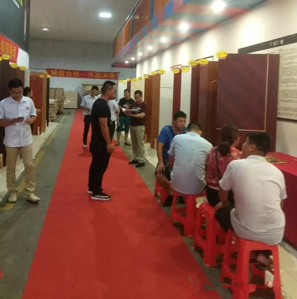 广大客商来和兴赢木业参观考察！！