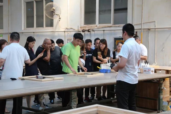 宏明泰铝包木门窗“安全环保，幸福随行”，与您踏上全新征程