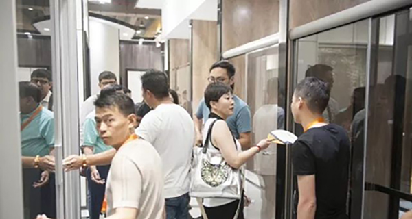 2018中国建博会（广州）| 喜蒂亚滑门 展厅人潮爆满！