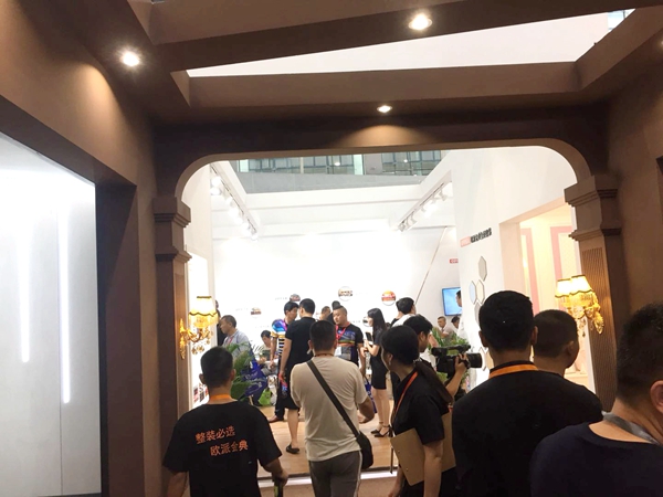 中国建博会20周年现场直击丨欧派金典全屋整装成易达：全新极简系列 简约但不简单