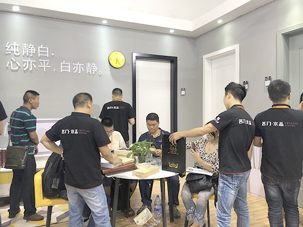 中国建博会20周年现场直击丨名门·水晶张晓强:不忘初心 继续前行 中国建博会20周年现场直击丨名门·水晶张晓强:不忘初心 继续前行