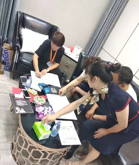 2018中国建博会（广州）| 喜蒂亚滑门 展厅人潮爆满！