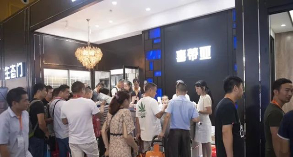 2018中国建博会（广州）| 喜蒂亚滑门 展厅人潮爆满！